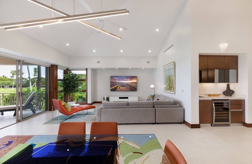 Kaupulehu Condominio | Fairway Villa 104A en Four Seasons Hualalai con DOS carros de golf de 4 plazas