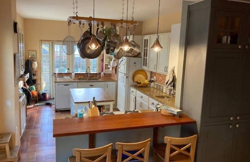 West Medford Apartamento | Beautiful, family-friendly home with yard and patio near Tufts, 10 min to Boston