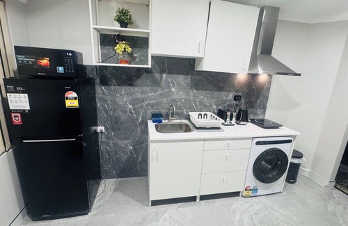 Hammond Park Casa | Beautiful Family room with newly renovated bathroom and Kitchenette.