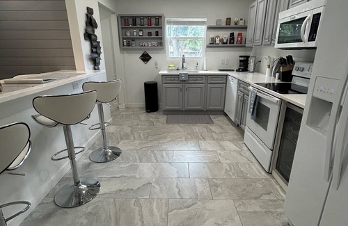 Ridge Wood Heights Casa | Beautiful Family-sized Home in Sunny Sarasota, Florida with large backyard!