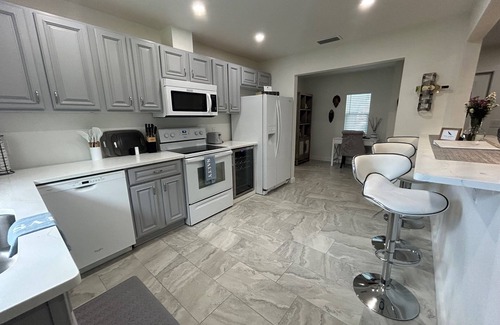 Ridge Wood Heights Casa | Beautiful Family-sized Home in Sunny Sarasota, Florida with large backyard!