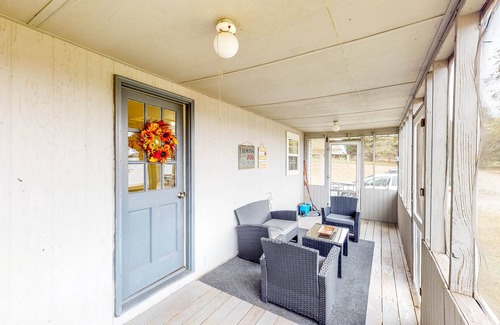 Dacula Casa | Beautiful Farm House Near Event Venues - Full Kitchen, Firepit & Grill