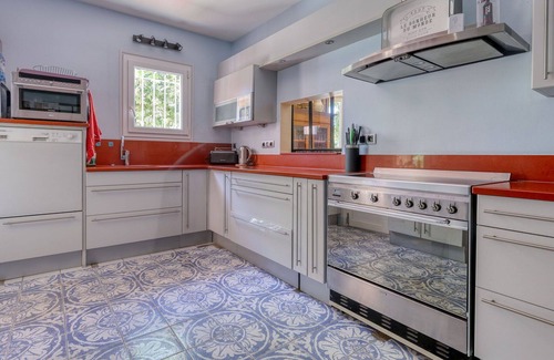 Evenos Casa | Maravillosa casa de vacaciones privada para 8 personas con A/C, WIFI, piscina privada, TV y terraza