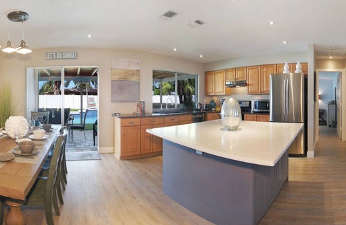 Caloosahatchee Casa | Hermosa casa completamente renovada con impresionante piscina climatizada, a pie del centro