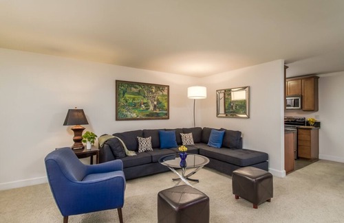 Westwood Condominio | HERMOSO CONDOMINIO DE LUJO EN WESTWOOD cerca de UCLA 1BD / 1BA ¡COMPLETAMENTE AMUEBLADO CON APARCAMIENTO!