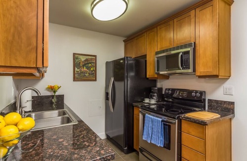 Westwood Condominio | HERMOSO CONDOMINIO DE LUJO EN WESTWOOD cerca de UCLA 1BD / 1BA ¡COMPLETAMENTE AMUEBLADO CON APARCAMIENTO!