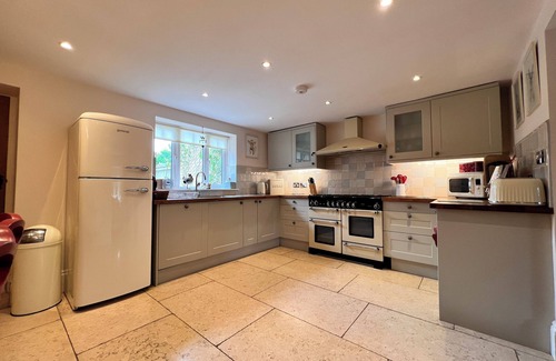Bourton Cabaña | Beautiful cotswold home sleeps 5 parking central beautiful gardens pet friendly