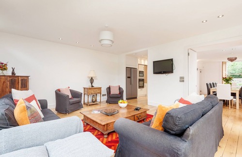 Duddingston Casa | The Lochside House Residence