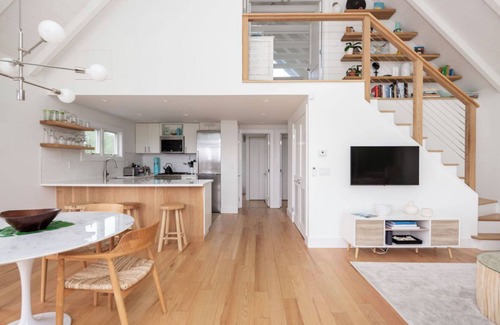 Springs Cabaña | beautiful Gerard Drive cottage- water everywhere!.