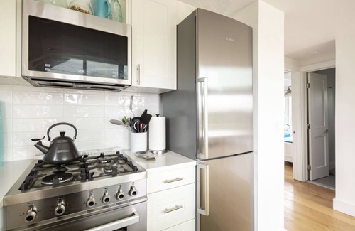 Springs Cabaña | beautiful Gerard Drive cottage- water everywhere!.