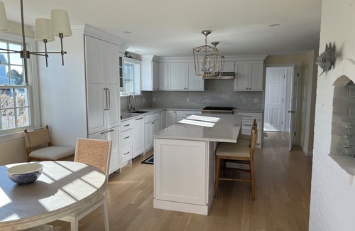 West Yarmouth Casa | Hermosa Great Island Pool Home, playas privadas, vistas al agua, Love Dogs!