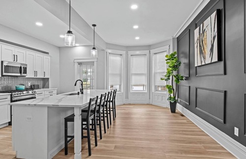 Greenville Apartamento | Hermosa casa de piedra rojiza con puertas verdes