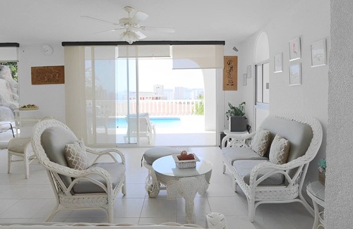 Lomas de Costa Azul Casa | Hermosa casa con alberca y vista a la Bahía