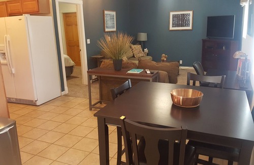 Edgewater Cabaña | Hermosa cabaña Highlands cerca del centro, 2 patios privados, pozo de fuego