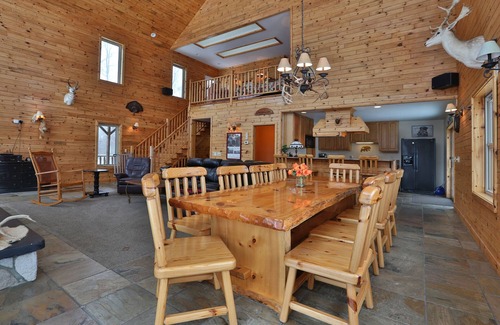 Comins Casa | Gran casa privada en 50 acres junto al golf y senderos.