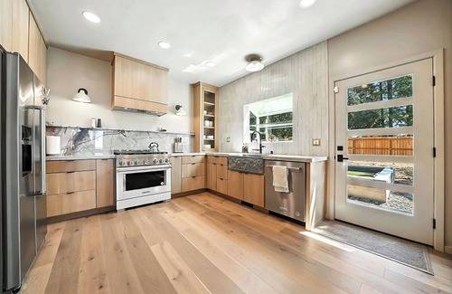 Glencoe Casa | Beautiful Home Close To Activities with WiFi.