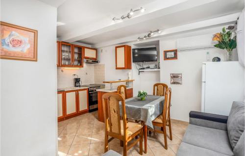 Smrika Casa | Beautiful Home In Grmani, Smrika