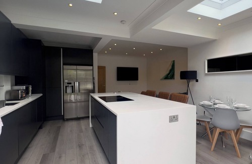 Pettits Casa | Beautiful Home in Romford East London - Sleeps 9 + Free Parking
