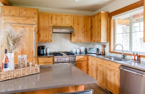 Cle Elum Cabina | Beautiful home in the heart of Suncadia overlooking golf, near tubing, winery and more!