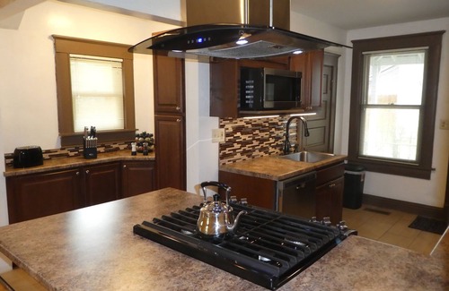 Central Colorado Springs Casa | Hermosa casa en el centro y por Colorado College. Nuevos muebles y limpio!