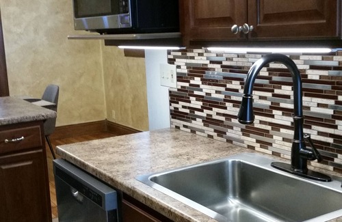 Central Colorado Springs Casa | Hermosa casa en el centro y por Colorado College. Nuevos muebles y limpio!