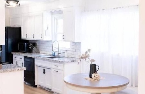 Taylors Casa | Beautiful Home. W/Hot Tub. Open Floor Plan.