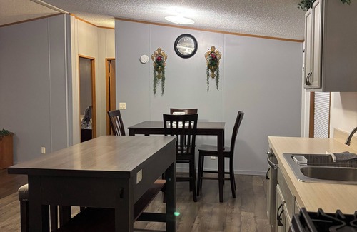 Barnhill Casa | Beautiful home with pool in Wayne City