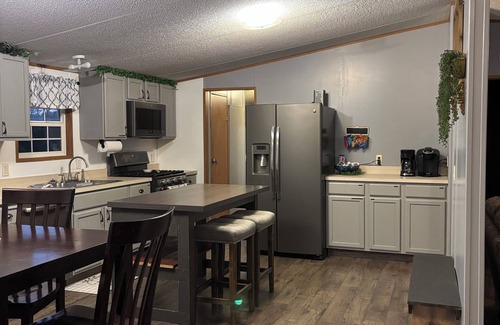 Barnhill Casa | Beautiful home with pool in Wayne City