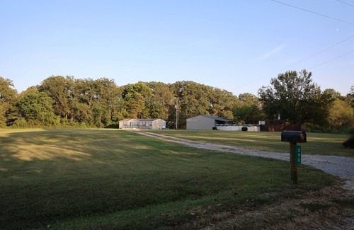 Barnhill Casa | Beautiful home with pool in Wayne City