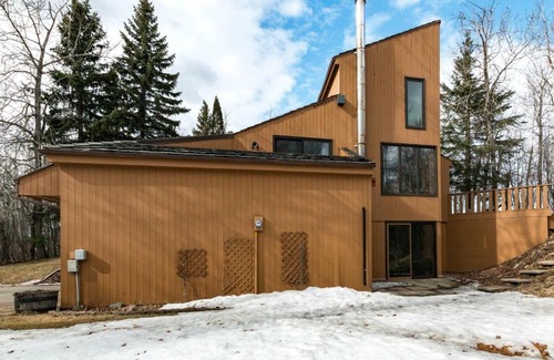 Sherwood Park Casa | Beautiful House on Naturally Treed 3 acres lot