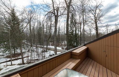 Sherwood Park Casa | Beautiful House on Naturally Treed 3 acres lot