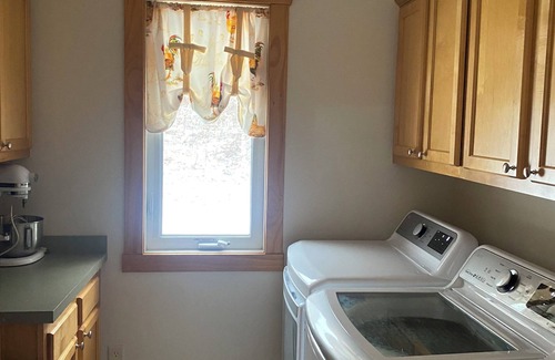 Great Valley Casa | Beautiful house Pool table and outdoor hot tub! 5 minutes from Holiday Valley!