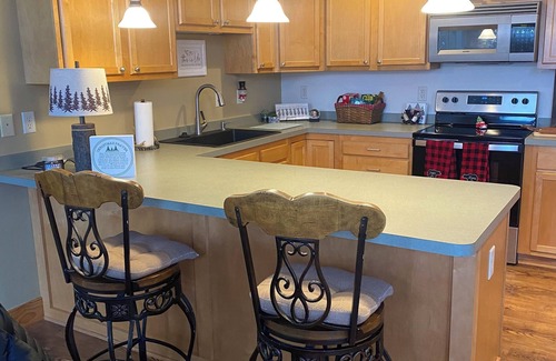 Great Valley Casa | Beautiful house Pool table and outdoor hot tub! 5 minutes from Holiday Valley!