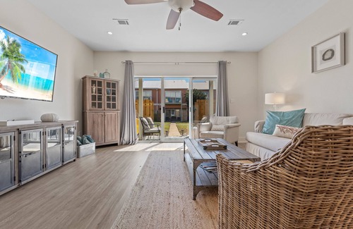 Seaspray Casa | Beautiful House, steps to community pool and 5 Min walk to the beach and shops
