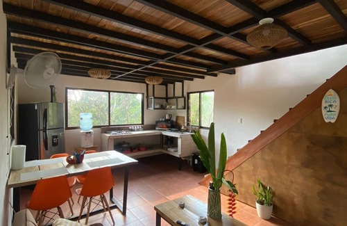 Garabito Chalet De Esquí | Hermosa casa, rodeada de naturaleza en Turrubares, apta para HomeOffice