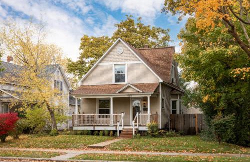Traverse City Casa | Beautiful House Walk Everywhere AC Fire Pit