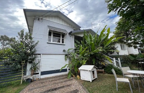Rocklea Casa | Beautiful house with huge bedroom in Queenslander