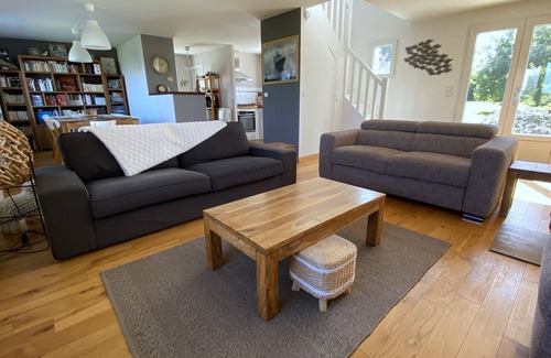 Bangor Casa | Hermosa casa isleña que ofrece confort moderno y cálido.