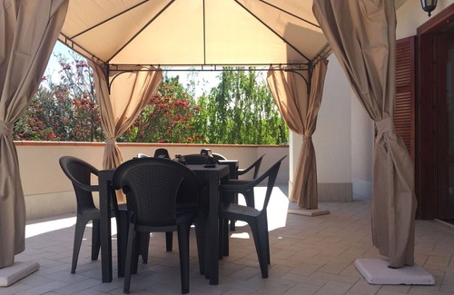 Roseto degli Abruzzi Villa | Bonito apartamento en villa para 6 personas con WIFI, TV y patio