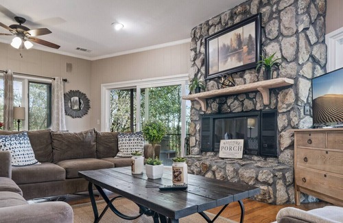 Silver Point Casa | Beautiful Lake Cabin, Hot Tub, WIFI, Steps to Lake/View