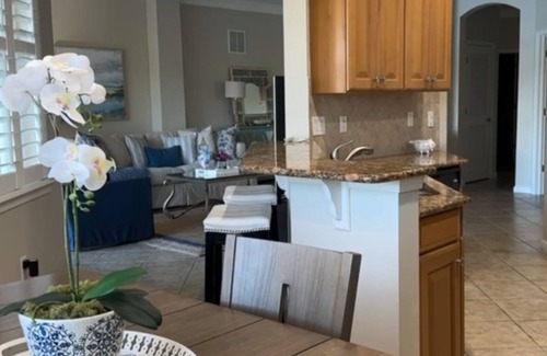 Bonita Springs Condominio | Beautiful lake-front, 2 bedroom condo plus den in charming Bonita Springs