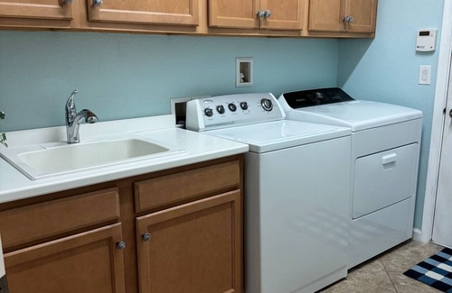 Bonita Springs Condominio | Beautiful lake-front, 2 bedroom condo plus den in charming Bonita Springs