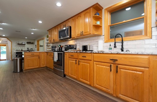 Wolcott Casa | Beautiful Lake House with Hot Tub!