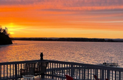 Saratoga Springs Casa | Beautiful lake House with sunset views