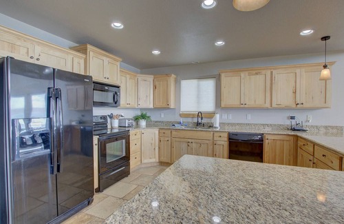 Harbor Village Casa | Beautiful Lake View - Sleeps 26+ - Hot Tub - Deck - Cabin