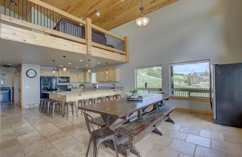 Harbor Village Casa | Beautiful Lake View - Sleeps 26+ - Hot Tub - Deck - Cabin
