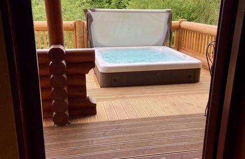 Morpeth Cabina | Beautiful Lakeside Cabin With Hot Tub - Pet Friendly - Near Golf Course