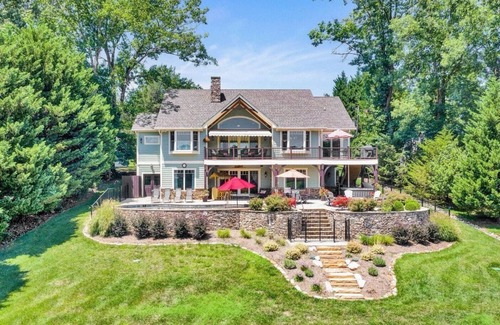 Huddleston Casa | Beautiful lakeside family or corporate retreat with pool, hot tub, and more!