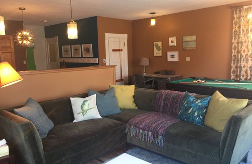 Decorah Apartamento | Loft moderno en la histórica calle Water en el hermoso centro de Decorah