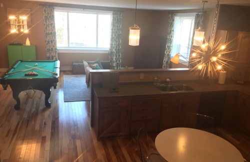 Decorah Apartamento | Loft moderno en la histórica calle Water en el hermoso centro de Decorah